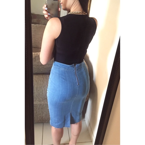 • LAST ITEM • Black Plunge Bodysuit - Picture 2 of 3