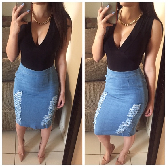 • LAST ITEM • Black Plunge Bodysuit - Picture 3 of 3