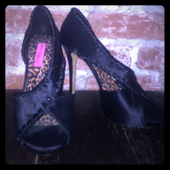 Betsey Johnson Black Pump