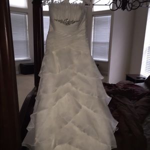 Wedding dress ( brand new ) NEVERWORN