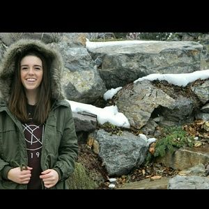 Meet your Posher, Kayla