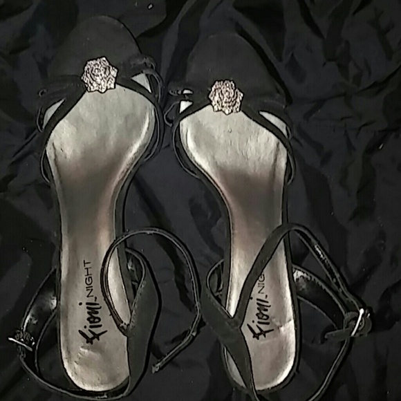 Black dress sandals with heel