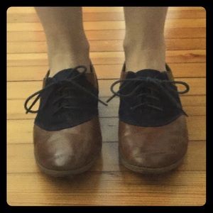 Restricted leather saddle shoes