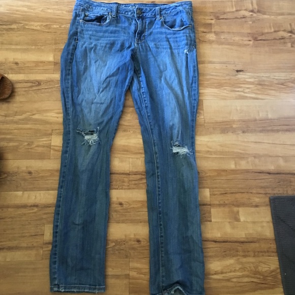 Destroyed knee skinny jeans