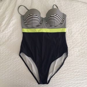 One-piece edgy swismuit!