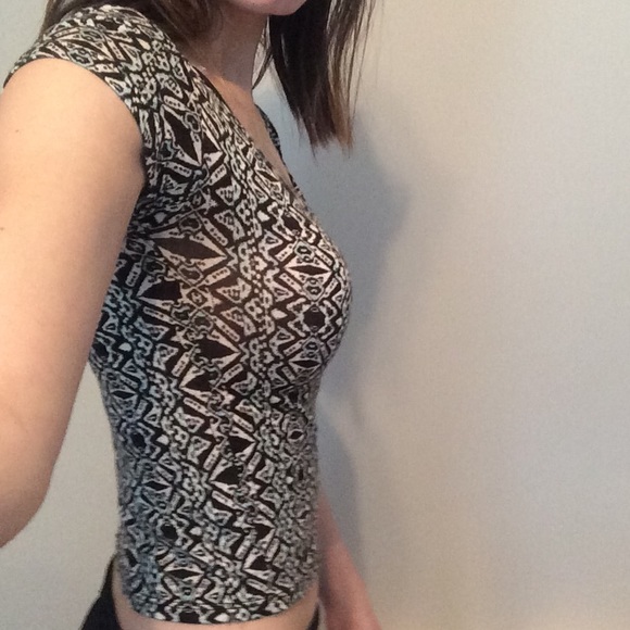 Aztec print crop - Picture 2 of 2