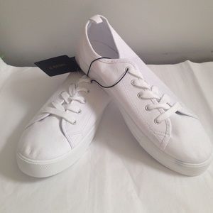 White flat sneaker casual