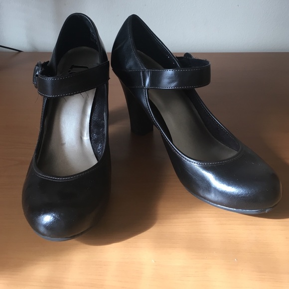 L.E.I. Black Mary Jane Pumps