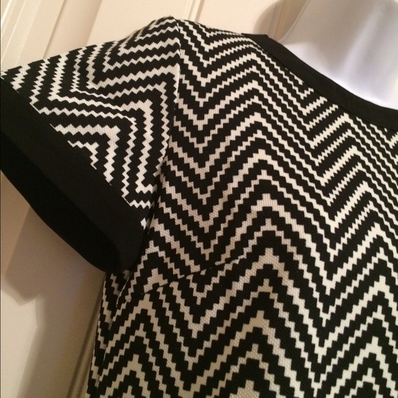 NWT Artsy Chevron Contrast Dress - Picture 4 of 5