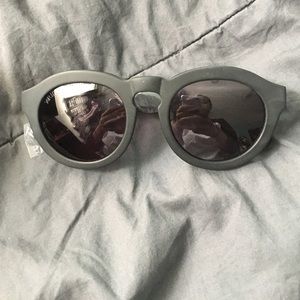 FLASH SALE 👏🏼 Young & reckless sunglasses