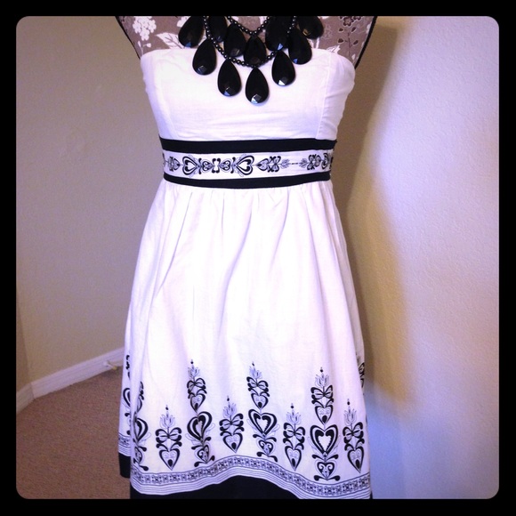Forever 21- casual black and white strapless dress