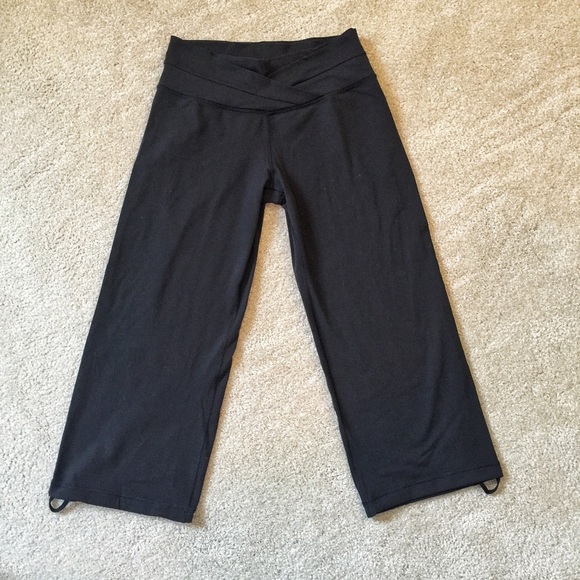 Lululemon Black Crop Pants Size 6 w/ Zipper Pocket
