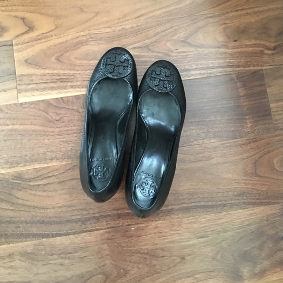 Tory Burch Sally wedge in black!