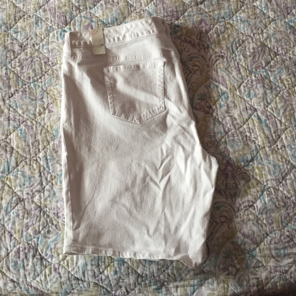 SOLD💌 NWT Torrid White Denim Bermuda Shorts - Picture 2 of 3