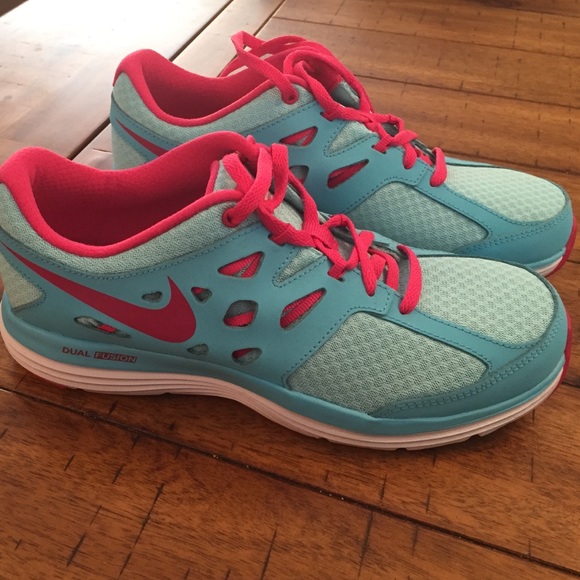 Nike shoes - Picture 1 of 2