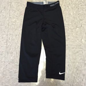 Black Nike Pro crop tights