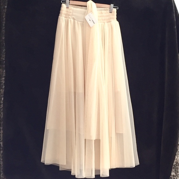 NWT boutique cream skirt