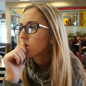 Meet your Posher, Dina