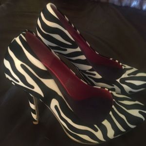Size 8 Charles Albert Pump in Zebra