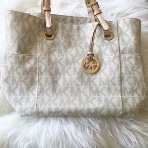 ✖️SOLD ON MERC ✖️Michael Kors Jet Set Bag