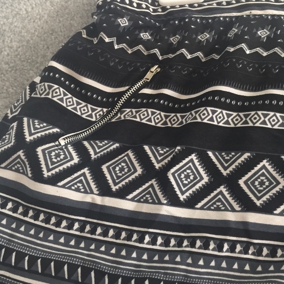 Patterned polyester shorts - Picture 2 of 3