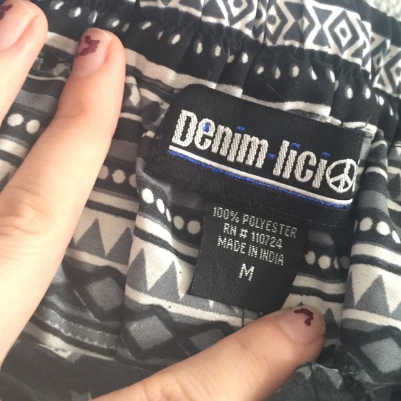 Patterned polyester shorts - Picture 3 of 3