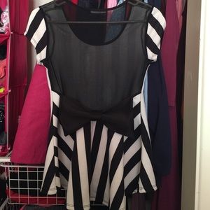 Cute and semi-formal black and white top blouse