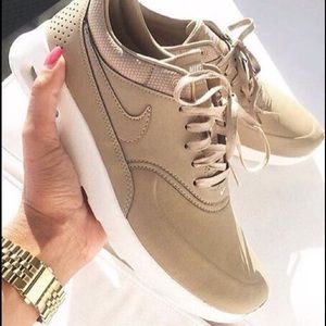 ISO PLEASE HELP ME FIND SIZE 6.5 !!in either 😭😭