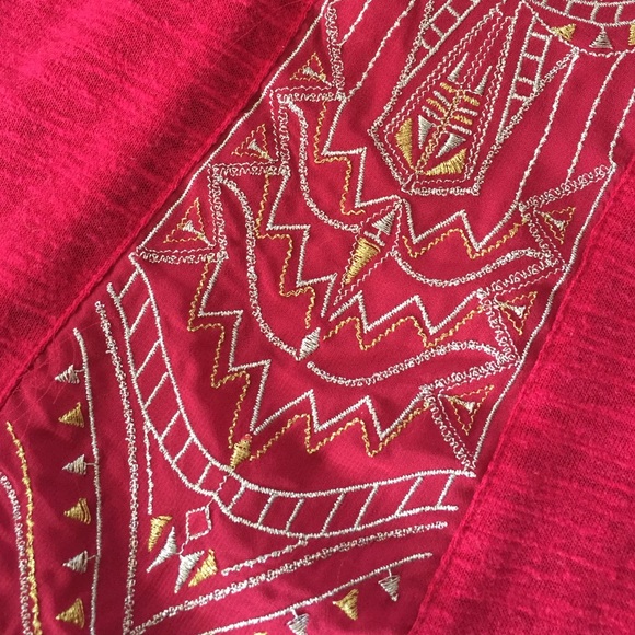 Pink tank top with gold/silver design! - Picture 2 of 2