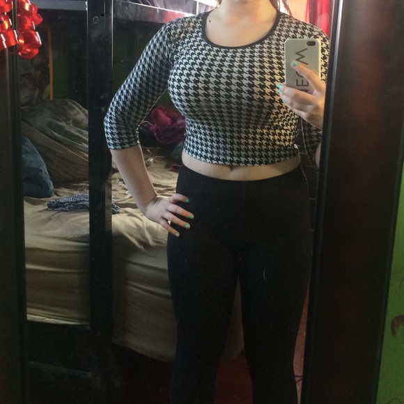 Black/white crop top