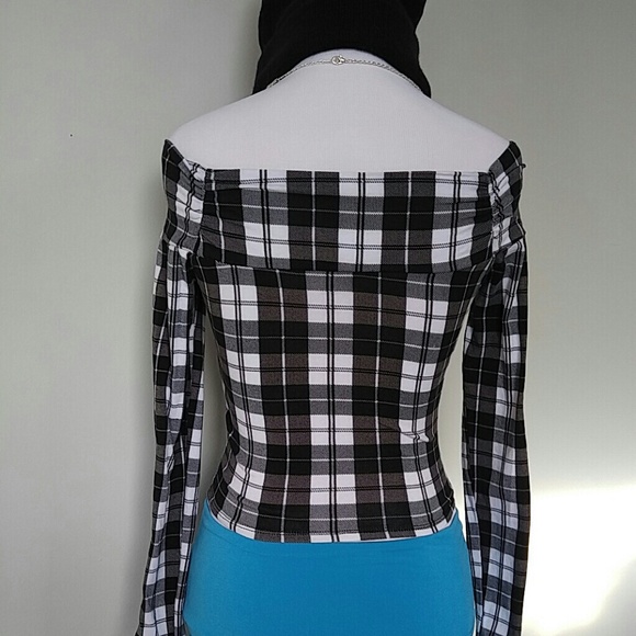 Sexy Off the Shoulder Crop - Picture 3 of 4