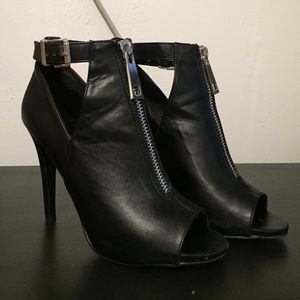 Jutras Black cut out zipper heels