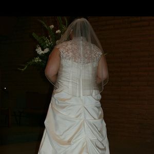 David's Bridal Sequin and Pearl Edge Wedding Veil