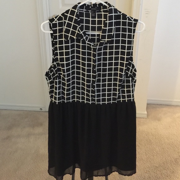 Super cute sleeveless black and white dress!