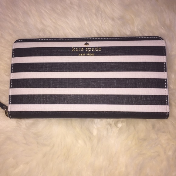 Fairmount square - lacy zip around wallet - Picture 1 of 3