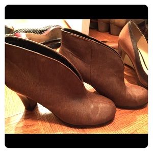 Aerosols heeled booties