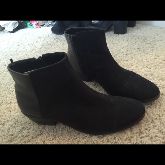 NB black ankle booties