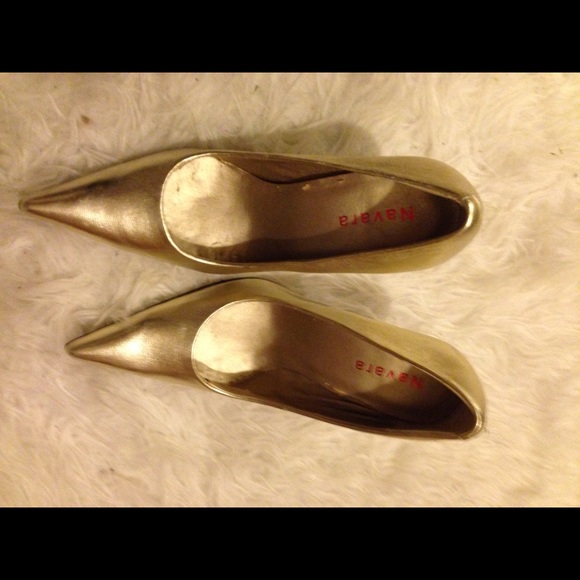Gold heels - Picture 2 of 2