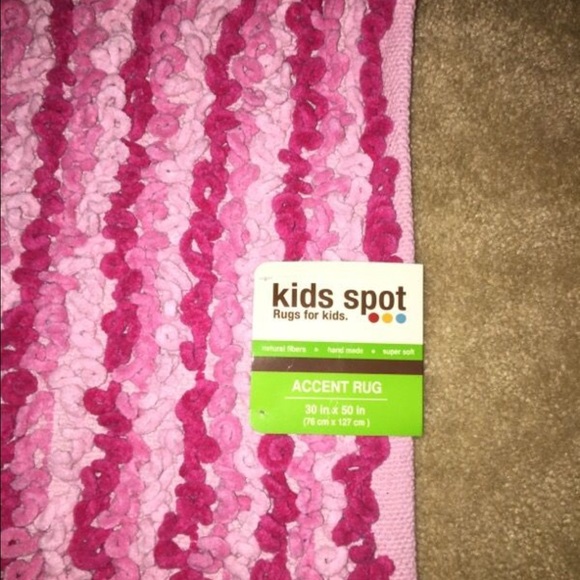 NEW Accent Rug. 30" by 50" (2.5 ft by 4.16 ft)