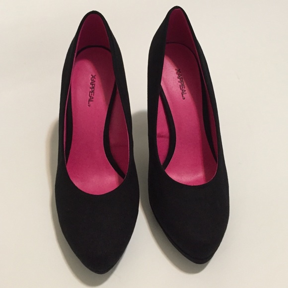 Black Pumps