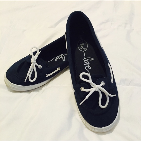 REPOSH: navy blue boat shoes
