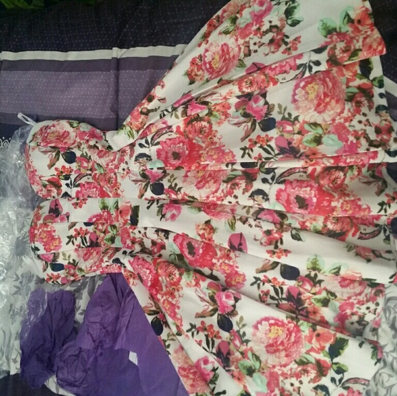 SOLD Floral windsor dress - Picture 2 of 4