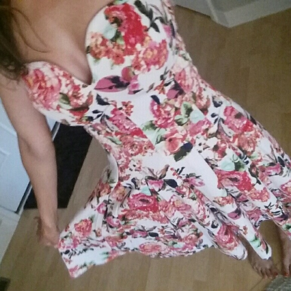 SOLD Floral windsor dress - Picture 3 of 4