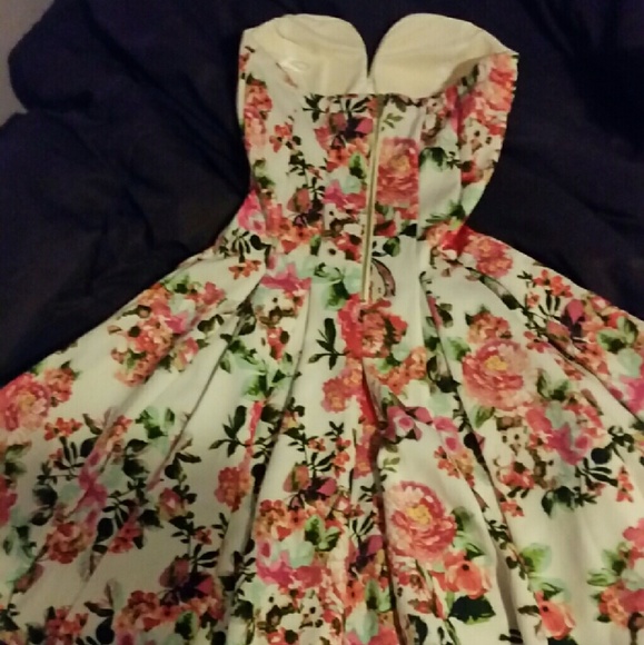 SOLD Floral windsor dress - Picture 4 of 4