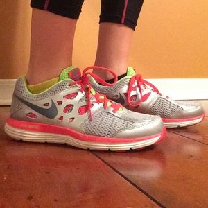 Nike Dual Fusion tennis shoes