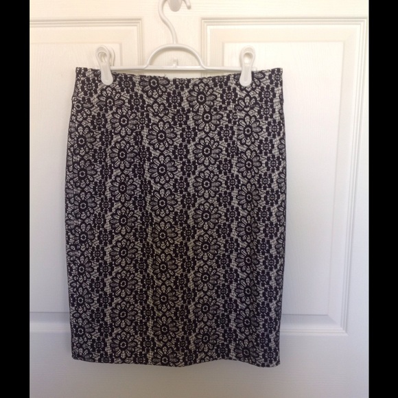 Banana Republic Lace Pencil skirt