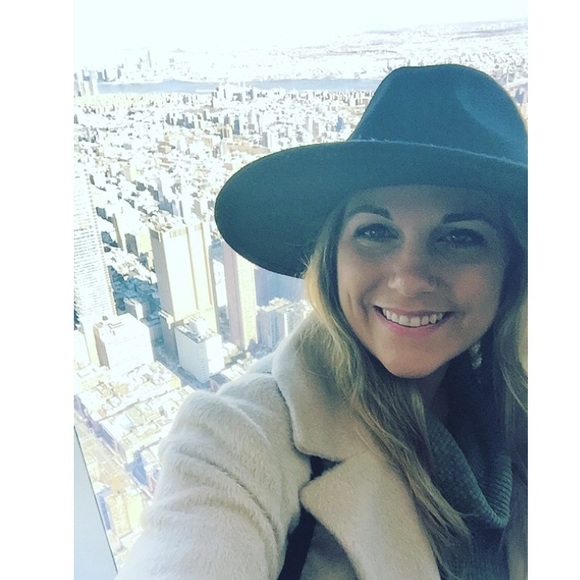 MEET YOUR POSHER🌻 - Picture 4 of 7