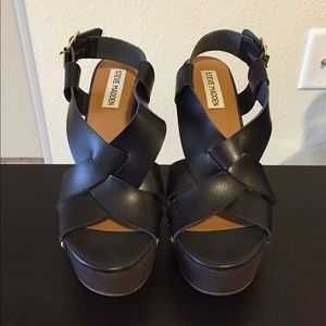 Super cute strappy Steve Madden wedges 😍