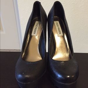 Cute and comfy Black wedges 👠