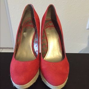 super cute, red espadrille wedges 👠💃